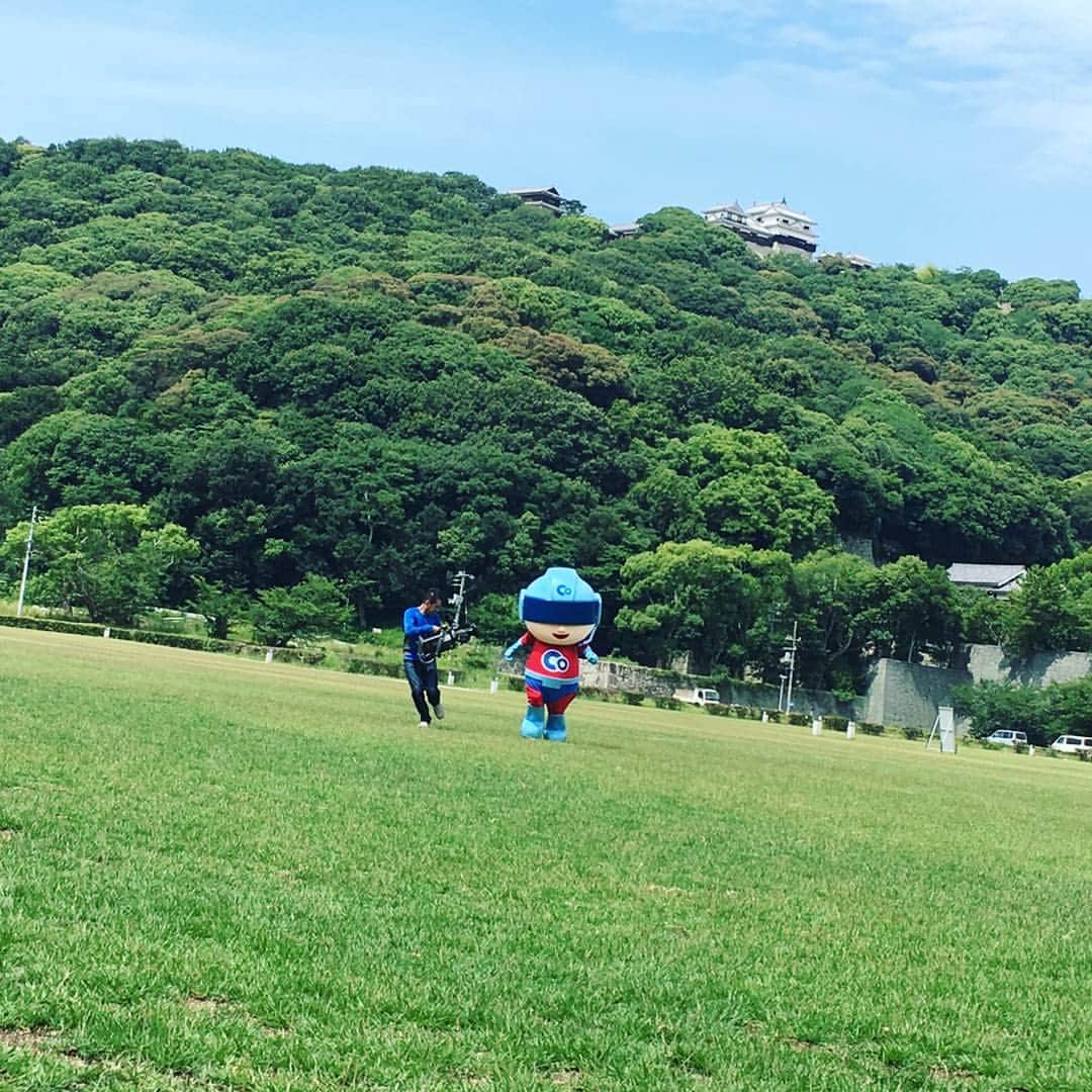 滝香織さんのインスタグラム写真 - (滝香織Instagram)「城山公園を駆け抜けるゆるキャラ！ 皆さん、一体何者かご存知でしょうか！？ うふふ、随時アップしていきますので、ご期待ください(*^^*) #ゆるキャラ #城山公園 #松山城 #あいテレビ #アナウンサー #ボウズマン」7月10日 23時19分 - kaorin_taki