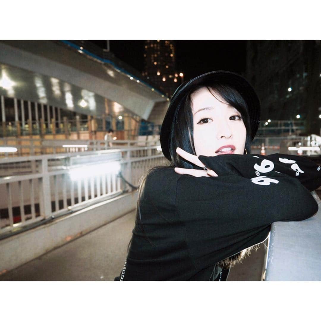 梅田彩佳さんのインスタグラム写真 - (梅田彩佳Instagram)「good night🌙⭐︎... 服装ちょっとb-girlみたいにしてみた。 黒髪だしやってみた。 いろんな服装してみたいー。」7月11日 0時25分 - ayaka_umeda_official