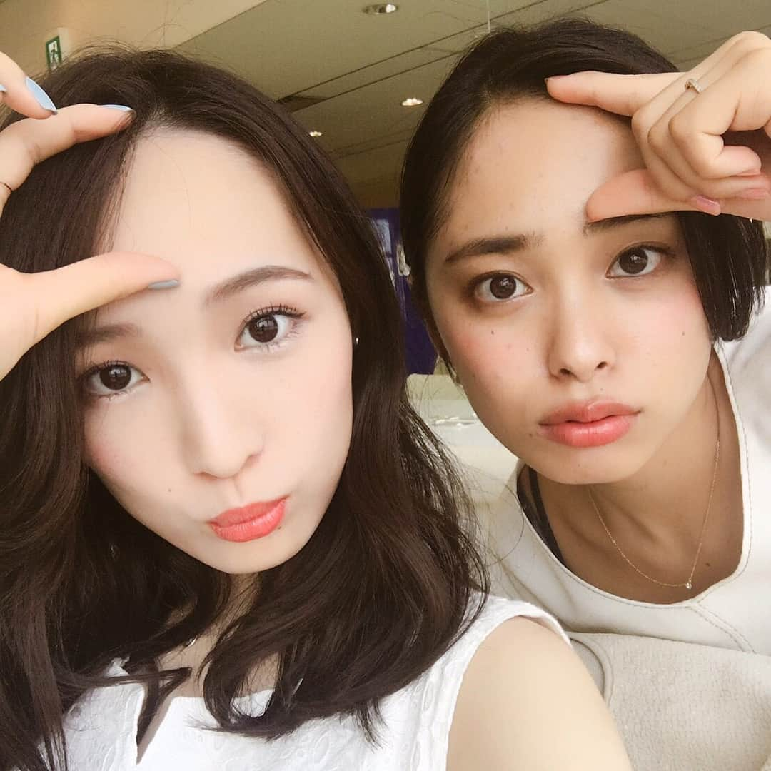 内田侑希さんのインスタグラム写真 - (内田侑希Instagram)「おはようございます☀️今日も暑いですね〜  みなさんのおかげで一時的にiPhoneが復活しております🙆💫 写真も戻ってきたので、その隙にバックアップとりました⭐️ アドバイスありがとうございました〜😭✨💞 ということで写真アップします🙌😆 先日DHCコミュニケーションスペースでミスコレ撮影しました！📸💞 ２枚目のはNo.5のあんな( @miss_sophia_no5 )と おでこの広さ測ってます 笑😳いい勝負…？🤔 今日もよければ投票お願いします🙏💗▶︎ https://misscolle.com/sophia2017/vote/done  #misssophiacontest#上智#ミスコン#ミスソフィア#2017#miss#misssophia#上智大学#内田侑希#上智ミスコンno4」7月11日 10時31分 - miss_sophia_no4