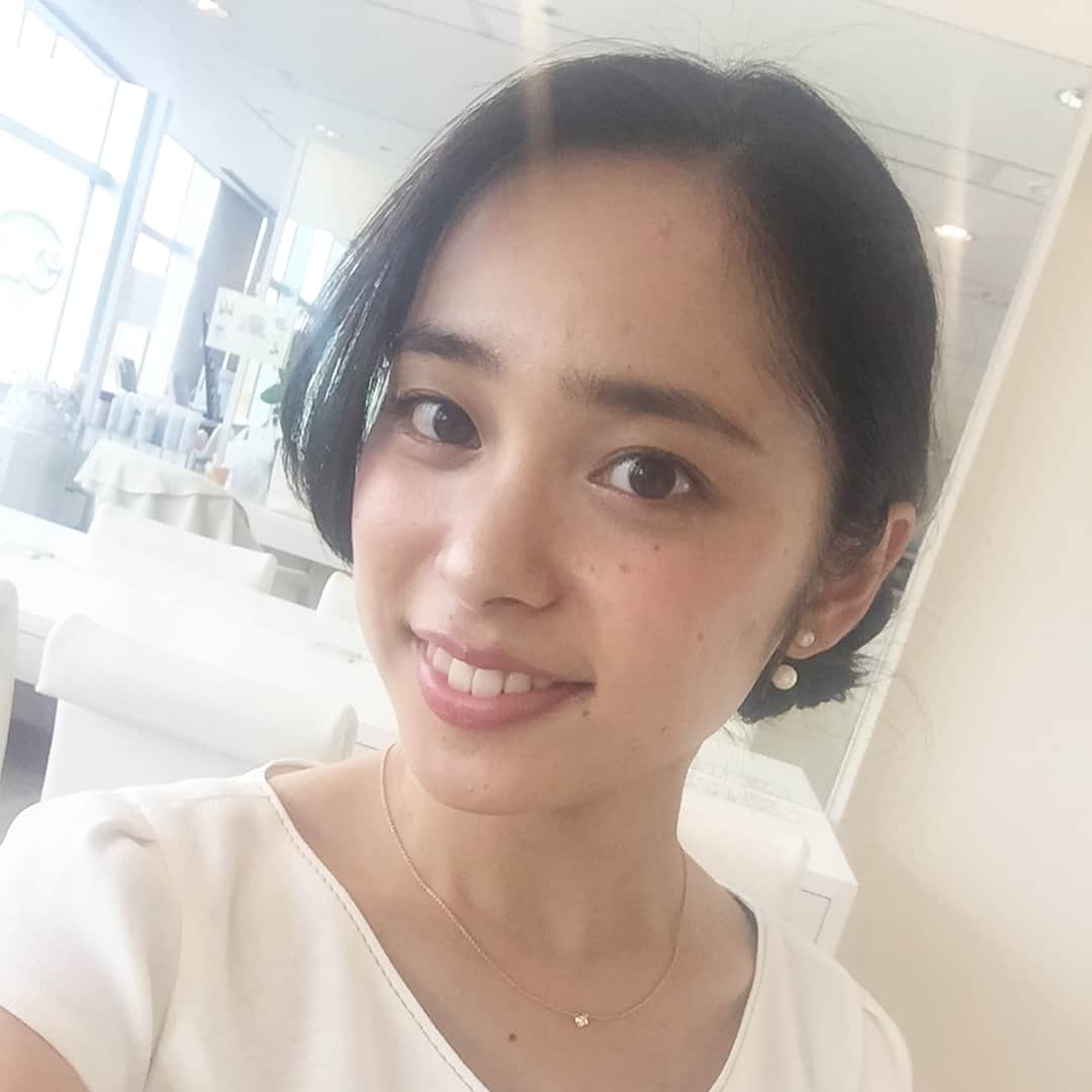 のインスタグラム：「おはようございます☀️今日も暑いですね〜  みなさんのおかげで一時的にiPhoneが復活しております🙆💫 写真も戻ってきたので、その隙にバックアップとりました⭐️ アドバイスありがとうございました〜😭✨💞 ということで写真アップします🙌😆 先日DHCコミュニケーションスペースでミスコレ撮影しました！📸💞 ２枚目のはNo.5のあんな( @miss_sophia_no5 )と おでこの広さ測ってます 笑😳いい勝負…？🤔 今日もよければ投票お願いします🙏💗▶︎ https://misscolle.com/sophia2017/vote/done  #misssophiacontest#上智#ミスコン#ミスソフィア#2017#miss#misssophia#上智大学#内田侑希#上智ミスコンno4」