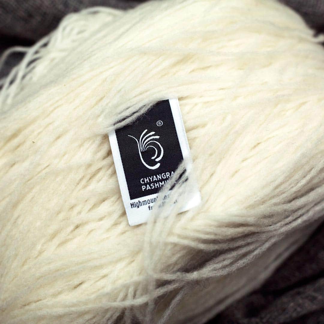 Chyangra Pashmina Sustainableのインスタグラム：「Take a closer look at the soft and refined fibers of the most revered cashmere in the world: Chyangra Pashmina.  世界で最も高品質で洗練されたカシミヤ商品がチャングラパシュミナです。じっくりご覧ください。 #Cashmere #ChyangraPashmina #Textiles #Fashion #Design」
