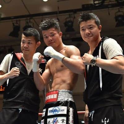 亀田和毅さんのインスタグラム写真 - (亀田和毅Instagram)「昨日の試合は3-0の判定で勝つことが出来ました！これも応援してくださった皆さんのお陰です。ありがとうございます！ 最後は倒して勝利したかったですけどまだまだ自分が弱すぎました。 もっと強くなって戻ってきます！  次ももっと良い試合出来るように1から頑張ります！  昨日はたくさんの応援 スポンサーの方達本当にありがとうございました！ 亀田ファン最高ー  ganamos la pelea. todo salió bien. Ahora vamos a buscar título mundial. voy a ser campeón del mundo otra vez.  #試合 #36戦目 #勝利 #次は #もっと頑張る #皆さん #いつもありがとうございます #亀田ファン最高 #亀田 #亀田和毅 #亀田三兄弟 #tmk #tomoki #mexicanito #sixpack #champion #pelea #bien #boxing #patrocinios #gracias #ganchoalhigado」7月11日 7時51分 - tomokikameda