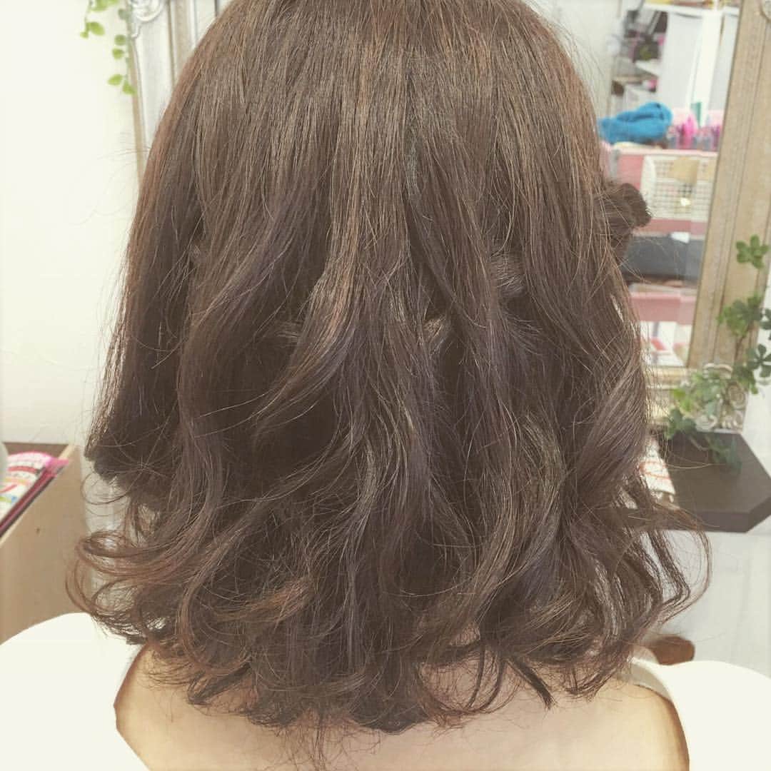 Nattyのインスタグラム：「* * #お客様STYLE * * #パーマスタイル #パーマ #ミディアムパーマ #ふんわりパーマ * * #Natty #HairProduceNatty #Nattystyle #ナッティー #ヘアサロン #ヘアスタイル #ヘアカタログ #ヘア #イメチェン #2017夏カラー #夏へアスタイル #美容室 #小松市美容室 #石川県 #小松市 #hair #hairsalon #beautysalon #hairstyle #haircolor #beauty」