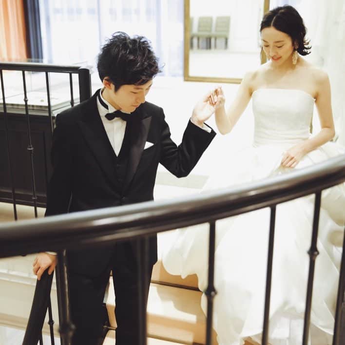 VOW_weddingのインスタグラム：「新郎様はしっかりとサポートしてくださいね^ ^」
