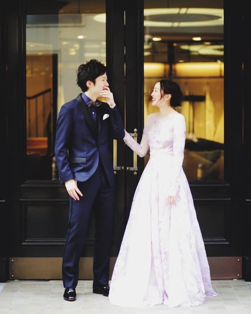VOW_weddingのインスタグラム：「かっこつけれない二人👫」