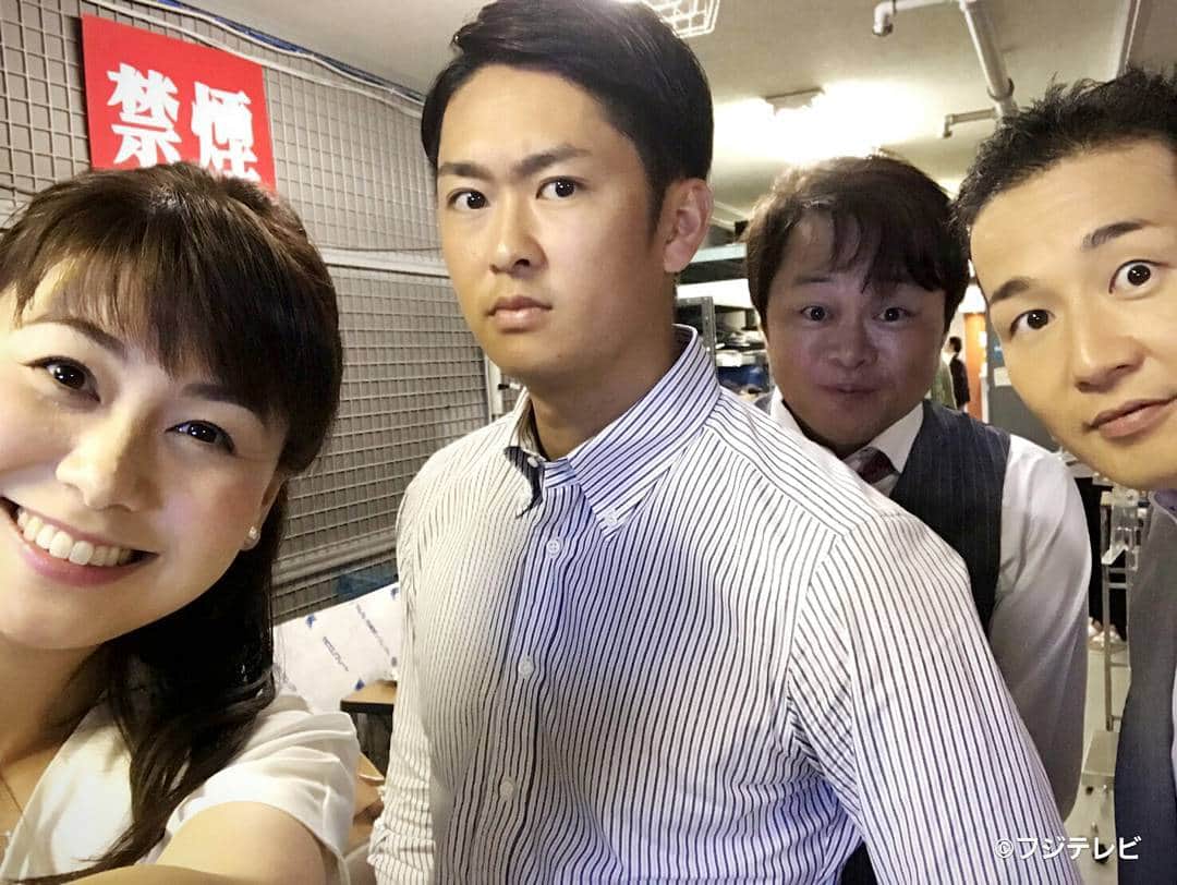 フジテレビ「とくダネ！」のインスタグラム：「今日は山中さんの自撮りフォト♪ みなさん誰の顔が気になりますか？( ´艸｀) また明日も、#朝8時からテレビの前でお会いしましょう！ さて、#どんなセリフが合うでしょう？ #山中章子 #木下康太郎 #荘口彰久 #田中良幸 #自撮り #自撮り女子 #とくダネ大喜利 #大喜利 #とくダネコーデ #ファッション #コーディネート #今日のコーデ #アナウンサー #リポーター #2017 #7月11日 #火曜日 #とくダネ #tokudane #フジテレビ #fujitv 170711」
