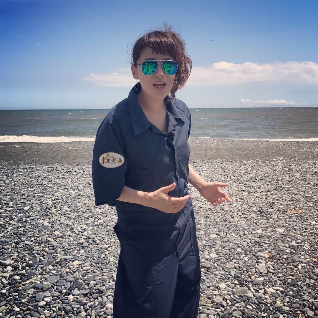 鈴木砂羽さんのインスタグラム写真 - (鈴木砂羽Instagram)「鈴木砂羽之再び！in湘南  とにかくロケ！ロケだっ！ 今日は一日いろんなとこに行くよ🏃💨💨💨 大磯ロングビーチにも来てます。 いいなぁ〜。 こんな暑い日はプールに思いっきりダイブしたいわぁ🏊  水分摂って皆さまがんばりましょ🌞  #大磯ロングビーチ #湘南 #湘南乃風 と #鈴木雅之 さん  もちろん  #ボンビーガール  のオープニングでしょ😝」7月11日 13時08分 - bombon_sawa