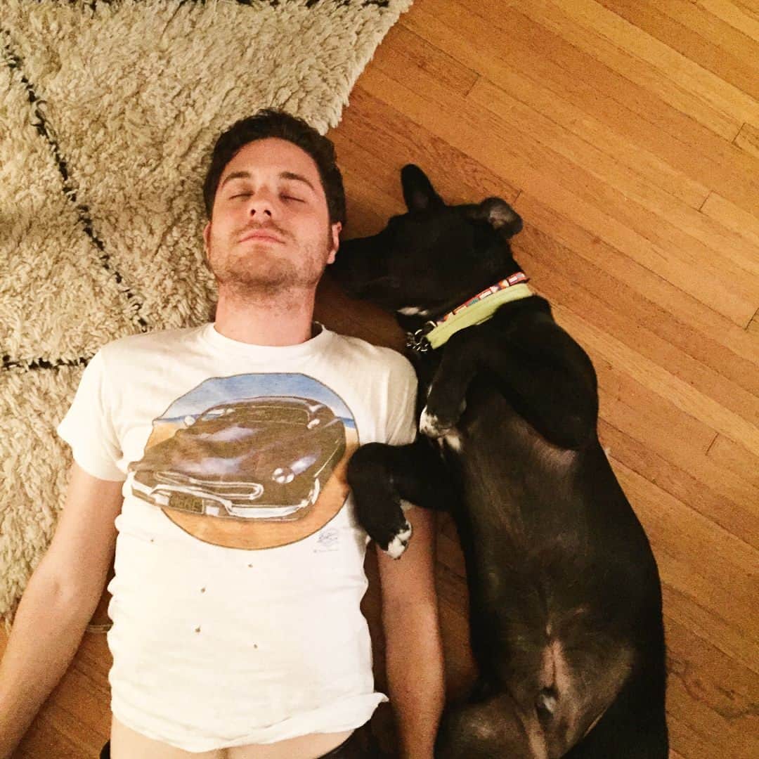 エミリー・ブラウニングのインスタグラム：「WANNA SMUSH BOFE YER DUMB FACES SO HARD YER BRAINS SQUIRT OUT YER EAR HOLES」