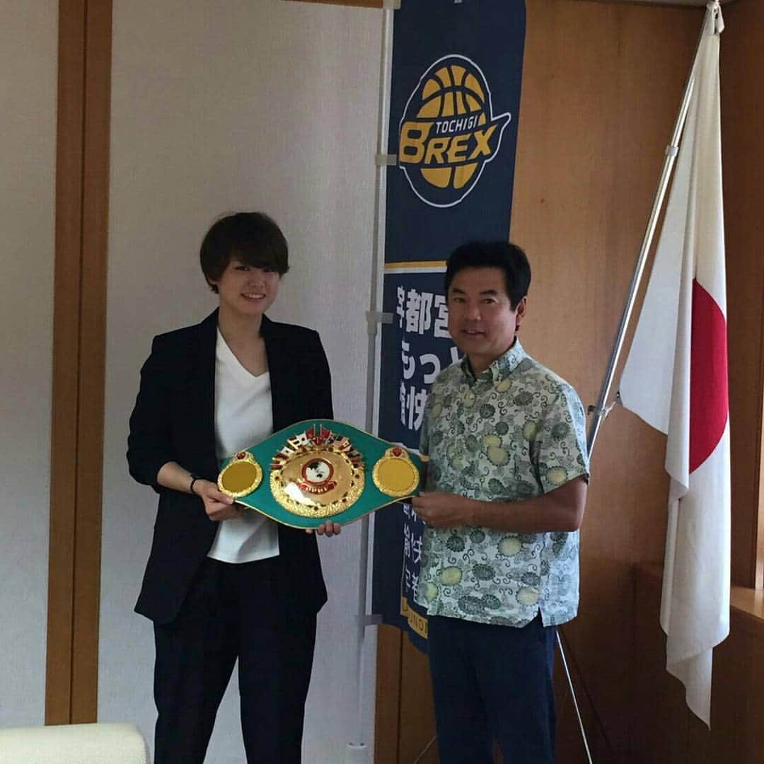 後藤あゆみのインスタグラム：「出身は大田原市なのですが 高校時代、宇都宮にお世話になっていた、ということで、 本日は宇都宮市役所に表敬訪問させていただきました。 佐藤栄一市長さま、市役所のみなさま、ご対応ありがとうございましたm(_ _)m  若干、ﾁｬｵｽﾞの庭を荒らした感は否めませんが。。(笑)  お昼は駅近くにある八虎さんでランチしまして  こないだﾁｬｵｽﾞさんが来てくれましたー！と(笑)  大人気だね、みーちゃん(●´ω｀●)笑  #栃木県 #宇都宮市 #高校　 #行きよりも帰りの荷物のが重い #八虎 #牛タン定食」