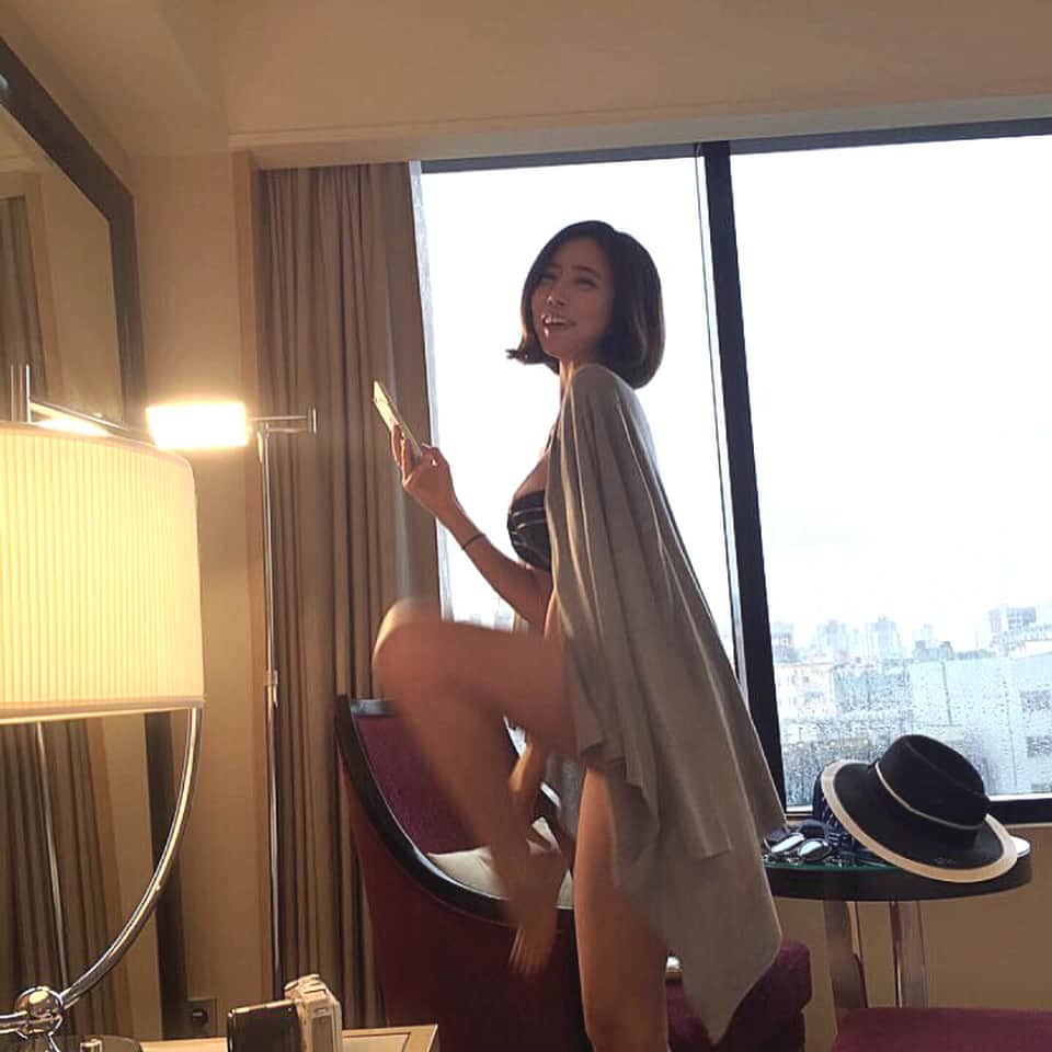Choi Somiさんのインスタグラム写真 - (Choi SomiInstagram)「#소미언니 갑자기 왜 또 단발 사진들이 예뻐 보이는걸까..? 참아야 하느니라 참아야 하느니라🙏🏻」7月11日 15時41分 - cxxsomi