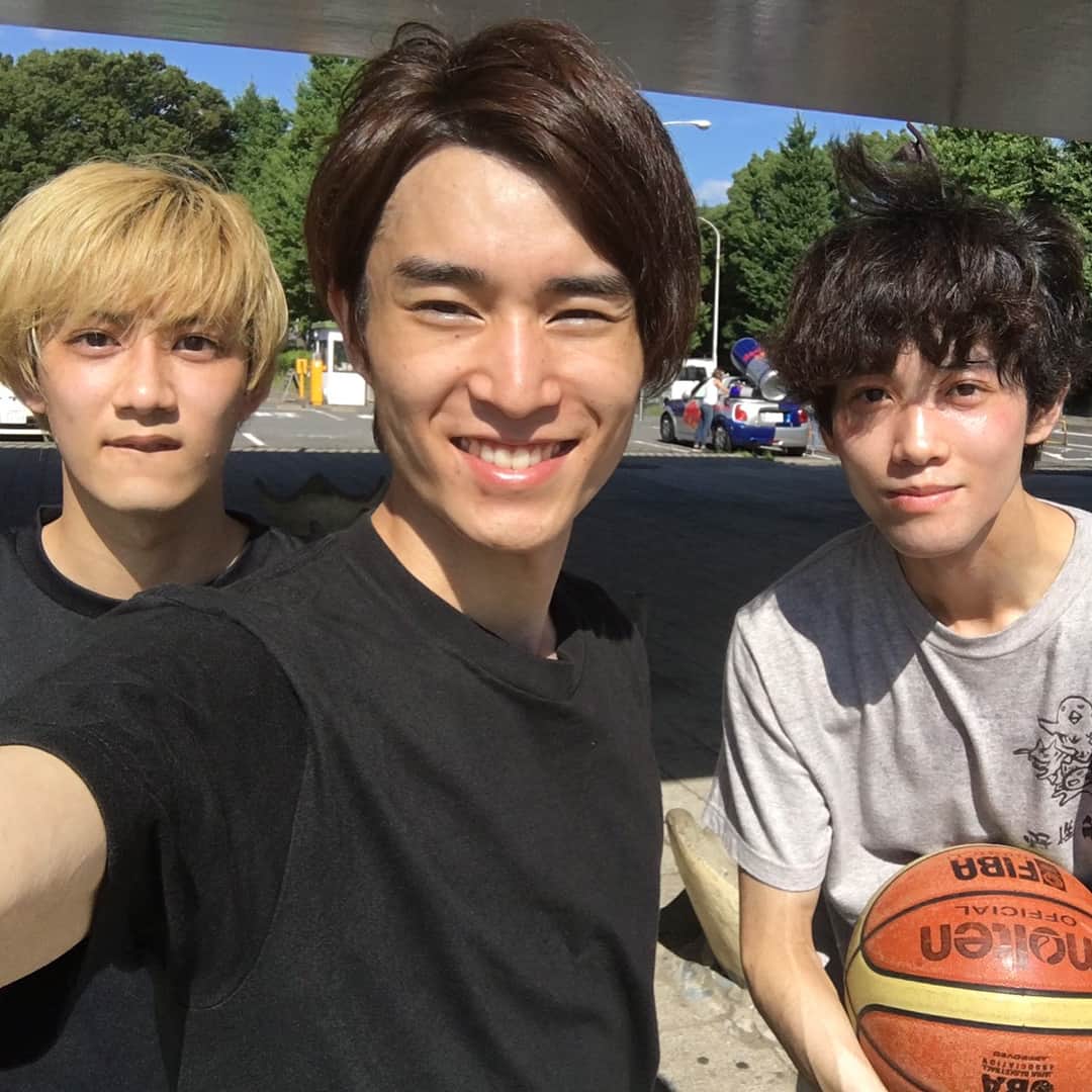 のインスタグラム：「俳優の、 濱田和馬と、 小林辰也と、 バスケしてきましたー！  日焼け必須 いい汗かいたー  全員同い年。  #ジュウオウジャースタッフTシャツ #94年組 #初バスケ #面白い #またやる #これからご飯」