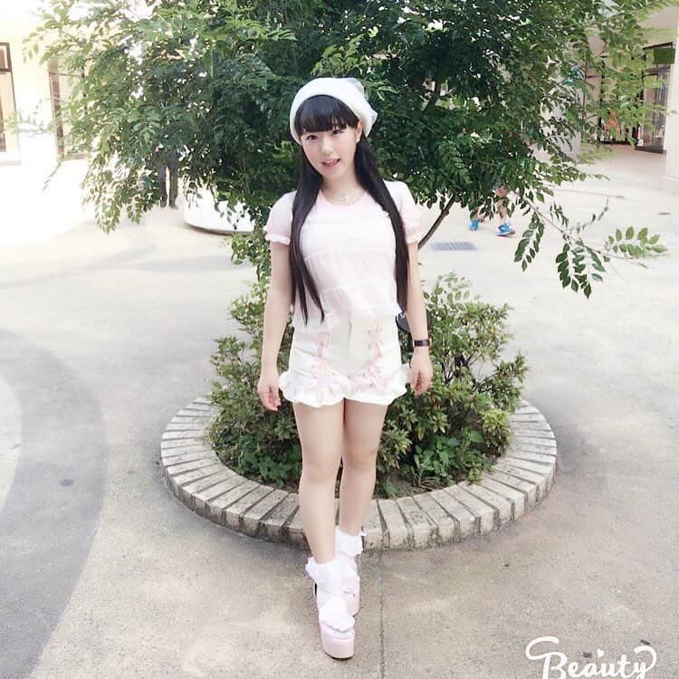 KOTOのインスタグラム：「🐰今日のコーデ🐰 💜ベレー帽 #nileperch 💜Tシャツ #honeycinnamon 💜ズボン #bobon21 💜お靴 #kokokim  テレビで☀️今年の夏の流行はモノトーンコーデ☀️って言ってたけど 全力無視のピンク×白の甘々🍭コーデでつ😆w #KOTOちゃん」