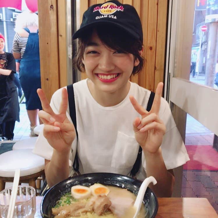 下村実生さんのインスタグラム写真 - (下村実生Instagram)「Instagramフォロワー2万人！！皆さんありがとうございます😭 なんかいい写真ないかなと思って探したら、ラーメンを目の前に満面の笑顔を浮かべている写真があったので載せてみます。笑 食べ物の投稿続いちゃった…許して。 #フォロワーさん #2万人 #いつもありがとう #これからもよろしく 💓 #ラーメン最高 #STニュース」7月26日 14時02分 - miki_shimomura_