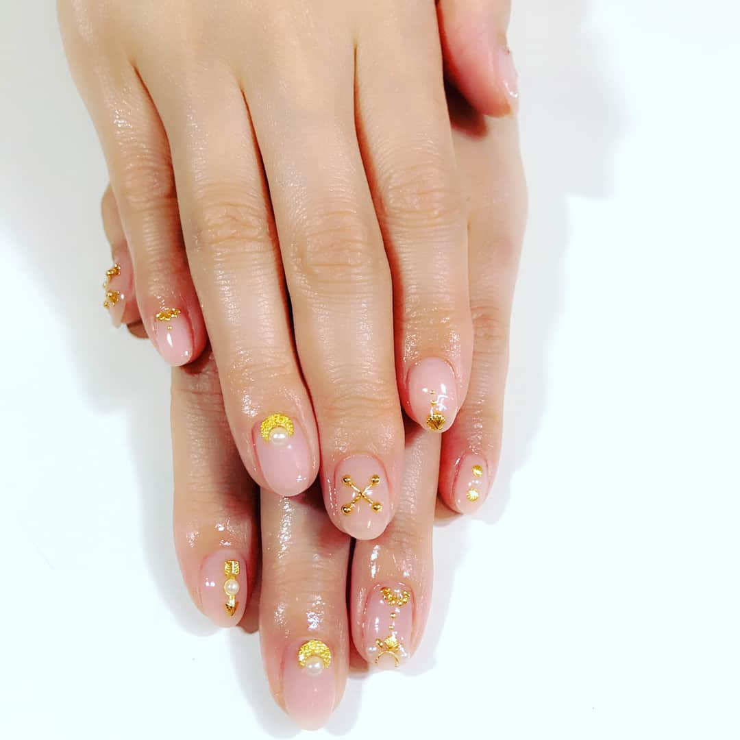 重盛さと美さんのインスタグラム写真 - (重盛さと美Instagram)「NEWネイル👑💛✨by @riche_k  ハンドとフット両方やってもらったよ☺️🌟 ハンドは、クリア感&パールとゴールド✨ フットは#ダズリングパウダーネイル  宇宙みたい🌈💛🖤🌟✨ カスミさんいつもありがとうです☺️💕✨ #ネイル#丁寧#ホント上手い#👏🏻 @riche_k」7月26日 14時32分 - satomi_shigemori