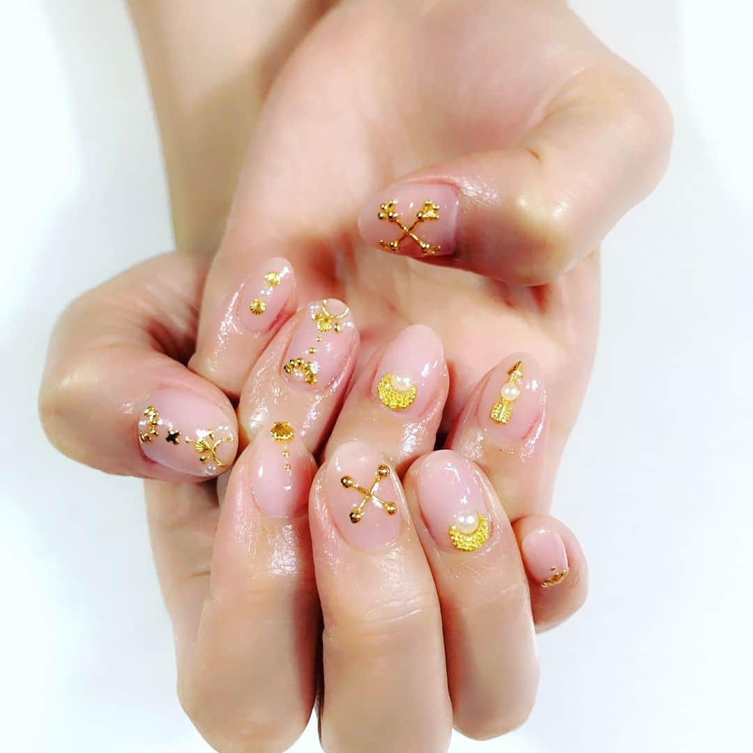 重盛さと美さんのインスタグラム写真 - (重盛さと美Instagram)「NEWネイル👑💛✨by @riche_k  ハンドとフット両方やってもらったよ☺️🌟 ハンドは、クリア感&パールとゴールド✨ フットは#ダズリングパウダーネイル  宇宙みたい🌈💛🖤🌟✨ カスミさんいつもありがとうです☺️💕✨ #ネイル#丁寧#ホント上手い#👏🏻 @riche_k」7月26日 14時32分 - satomi_shigemori