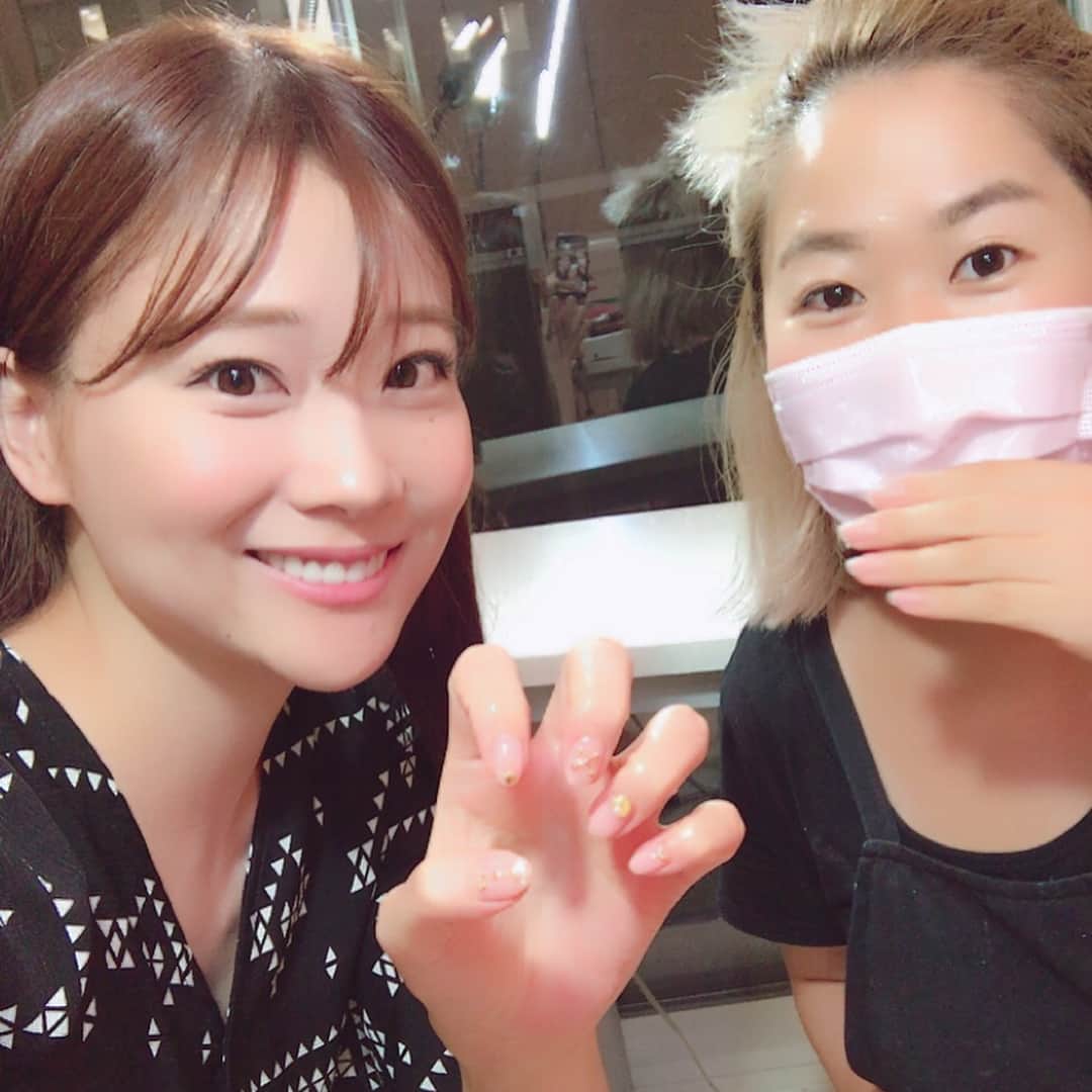 重盛さと美さんのインスタグラム写真 - (重盛さと美Instagram)「NEWネイル👑💛✨by @riche_k  ハンドとフット両方やってもらったよ☺️🌟 ハンドは、クリア感&パールとゴールド✨ フットは#ダズリングパウダーネイル  宇宙みたい🌈💛🖤🌟✨ カスミさんいつもありがとうです☺️💕✨ #ネイル#丁寧#ホント上手い#👏🏻 @riche_k」7月26日 14時32分 - satomi_shigemori
