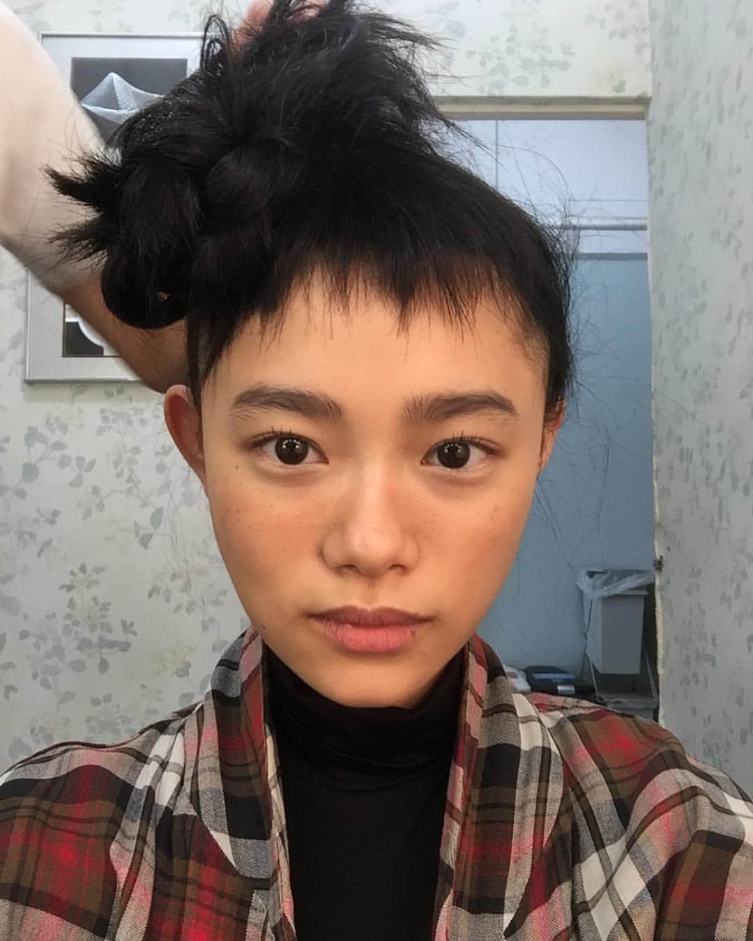 杉咲花のインスタグラム：「去年の今頃  装苑の撮影にて 💆💄」