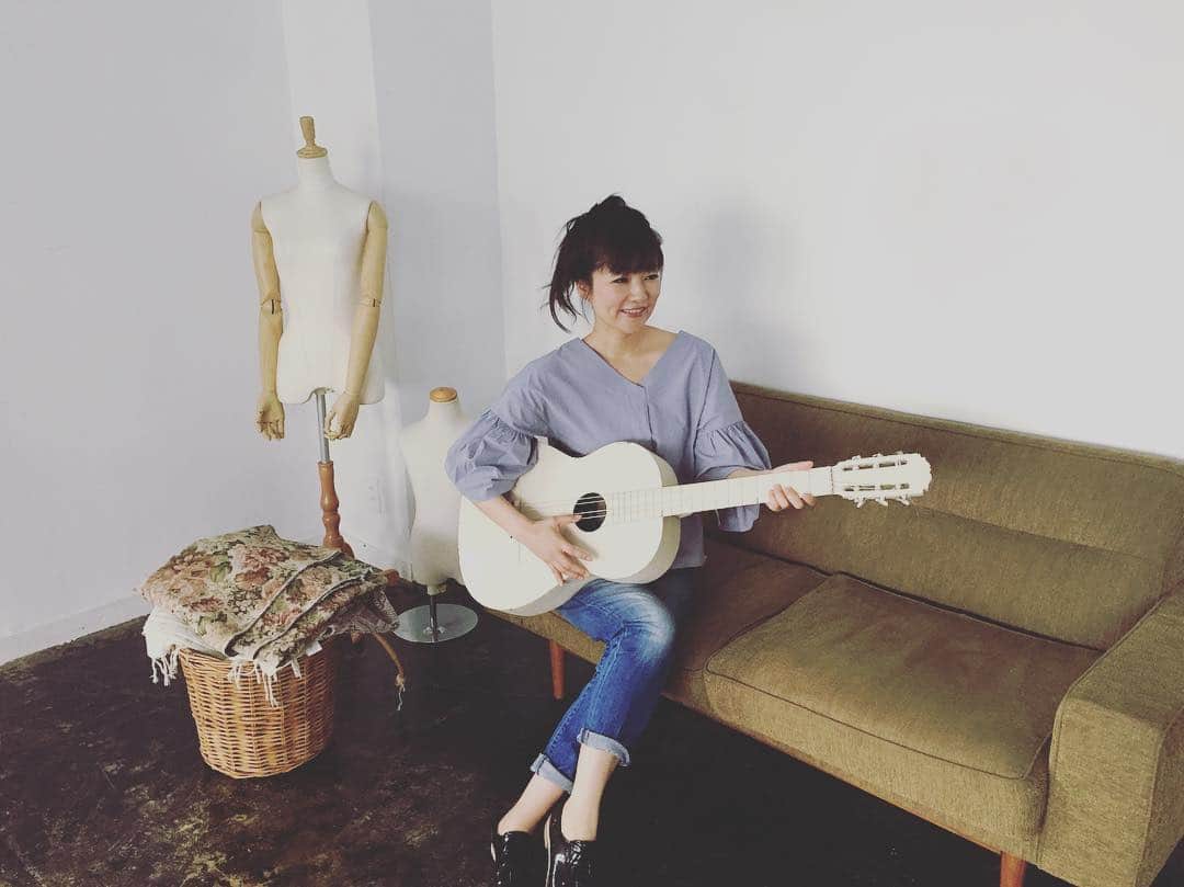 宮前真樹さんのインスタグラム写真 - (宮前真樹Instagram)「今日は撮影でした 発売は9月の予定☺︎ #撮影 #白いギター #ギター弾き語り #憧れたなぁ #音楽の才能ゼロな私 #残念賞 ・ 写真と撮影内容全く関係ありません☺︎ #アラフォー #白いギターといえば #テレビジョッキー ＃知ってる？笑」7月26日 14時59分 - miyamaemaki0116