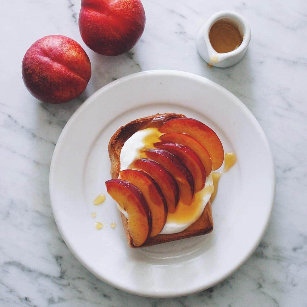 樋口正樹さんのインスタグラム写真 - (樋口正樹Instagram)「nectarine & yogurt on the toast. . 今朝はネクタリンとヨーグルトをのせたトースト。パルテノのピュアパッションソースをかけて。甘酸っぱい朝食。 . . #ネクタリン #ヨーグルト #パルテノ #オープンサンド研究部 #フルーツ平和党 #goodmorninggoodbreakfast #nectarine #yogurt #tartine #opensandwich」7月26日 7時41分 - higuccini