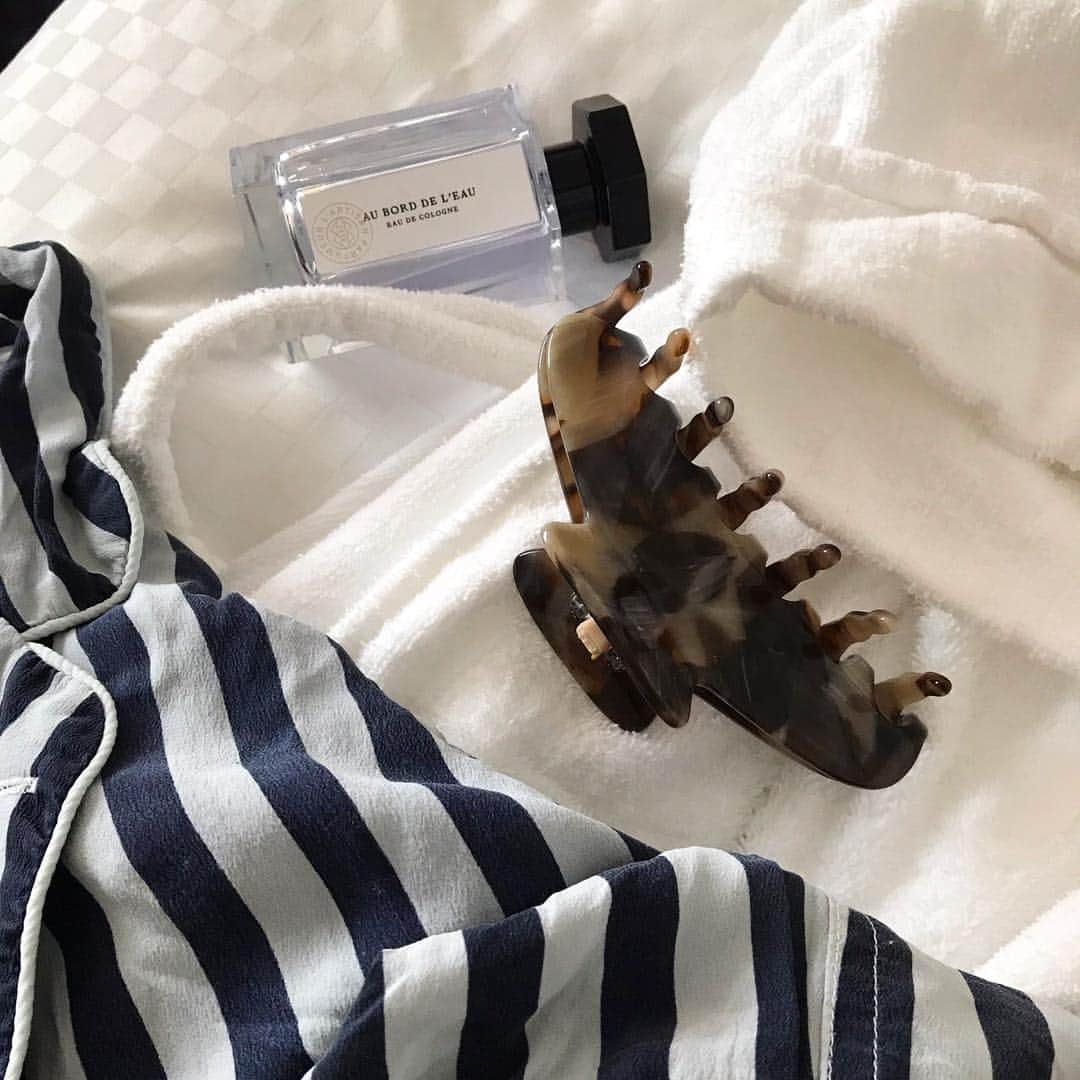 風間ゆみえのインスタグラム：「今日は雨ね、水の中にいるみたいだわ。部屋中がしっとりとしている。朝の時間はのんびりしているとあっと言う間。何を着て行こうか、とりあえず裸にならないと服を着なきゃという使命感(笑)が湧かない...そして暑い。ラルチザンパフュームのオ ボード ローを振って香りのベールを潜るように纏う。ベルガモット、レモン、ビターオレンジの花びらに、爽やかなシトラス、ローズマリー、香りのトーンをぼやかしたポエティックな香り。私はひっそりと香るスミレの花を見つけると幸せな気分になれる。ラルチザンパフュームでは初のオーデコロン、「AU BORD DE L'EAU(水のほとり)」というクロード・モネの睡蓮からインスピレーションを受けて生まれた香り。このひと夏で使いきってしまいそう… @la_boutique_fantasque」