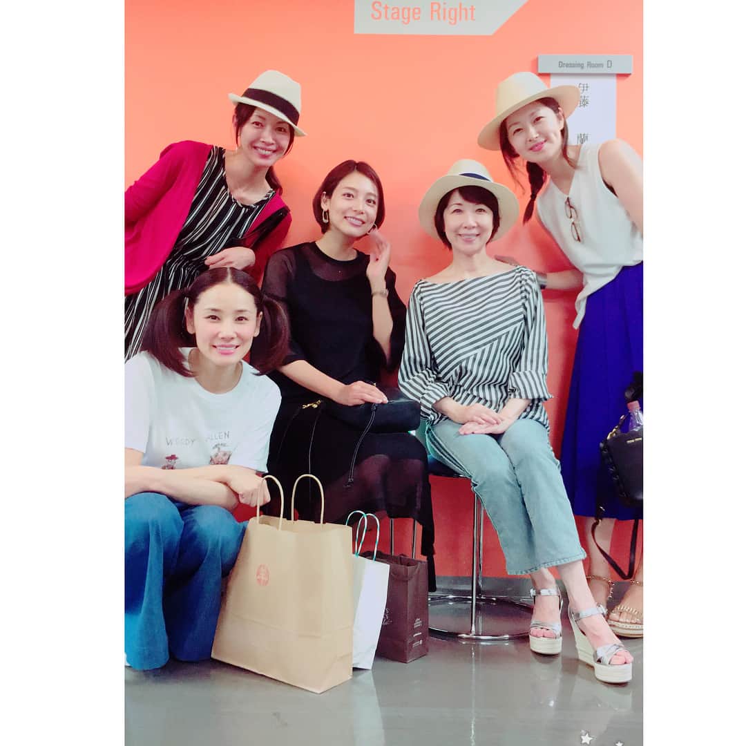 笛木優子のインスタグラム：「昨日、吉田羊さん、伊藤蘭さん出演の舞台を観劇😘舞台も面白かったし、久々にまたみなさんに会えてうれしかったです🙌🏻🌟 本当にオススメだけど。。。チケットはないと思う笑 自分で何とかしてみてください(￣∀￣) ホリさんに姫、サイコー👸👓 あげパンとうどん〜〜🎵w 😂 #子供の事情」