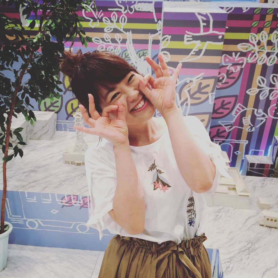 滝香織さんのインスタグラム写真 - (滝香織Instagram)「本日、よるマチ！です♪ 今日は、俳句企画でスタジオに入ります(*^^*) 今回は豪華ゲスト！！ 映画「君の膵臓をたべたい」主演の浜辺美波さん、北村匠海さん。さらに、E-girlsのメンバーも♪  もちろん、兼題「向日葵」でよるマチ！句会もやりますよ⭐ ぜひ夏休みの宿題の参考にしてみてください。 そうなんです！愛媛県外の皆さん、愛媛では夏休みの宿題に俳句がでるんです！！ さすが俳句の街ですよね。  あいテレビ6ch 今日26日(水)午後6時54分～「よるマチ！」 #キミスイ #君の膵臓をたべたい #浜辺美波 #北村匠海 #egirls #よるマチ #あいテレビ #アナウンサー #松山 #俳句」7月26日 12時57分 - kaorin_taki