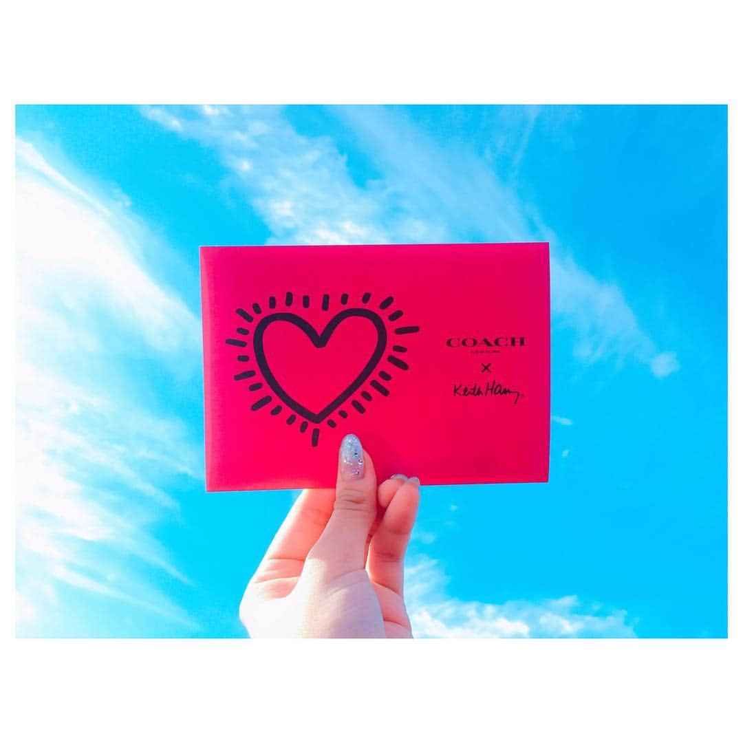 二村春香のインスタグラム：「#coach 入ったらもらえた💕 #keithharing #❤️ 空も綺麗！」