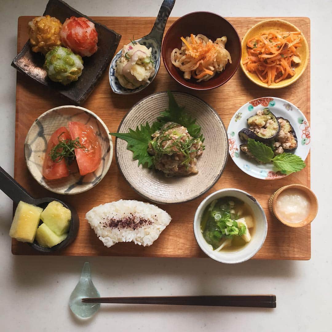 akoのインスタグラム：「Today's breakfast. 朝ごはんでこんにちは ポテサラを食べた息子が 「美味しいな」と呟いて 心の中でガッツポーズの朝でした 午後も良い時間になりますように☺︎ * もちもちボール ポテトサラダ 切り干し大根 キャロットラペ トマトのお浸し 鯵のなめろう 茄子と豚ひき肉のヤム ゆかりご飯 油揚げ わかめ えのきの味噌汁 メロン 甘酒」