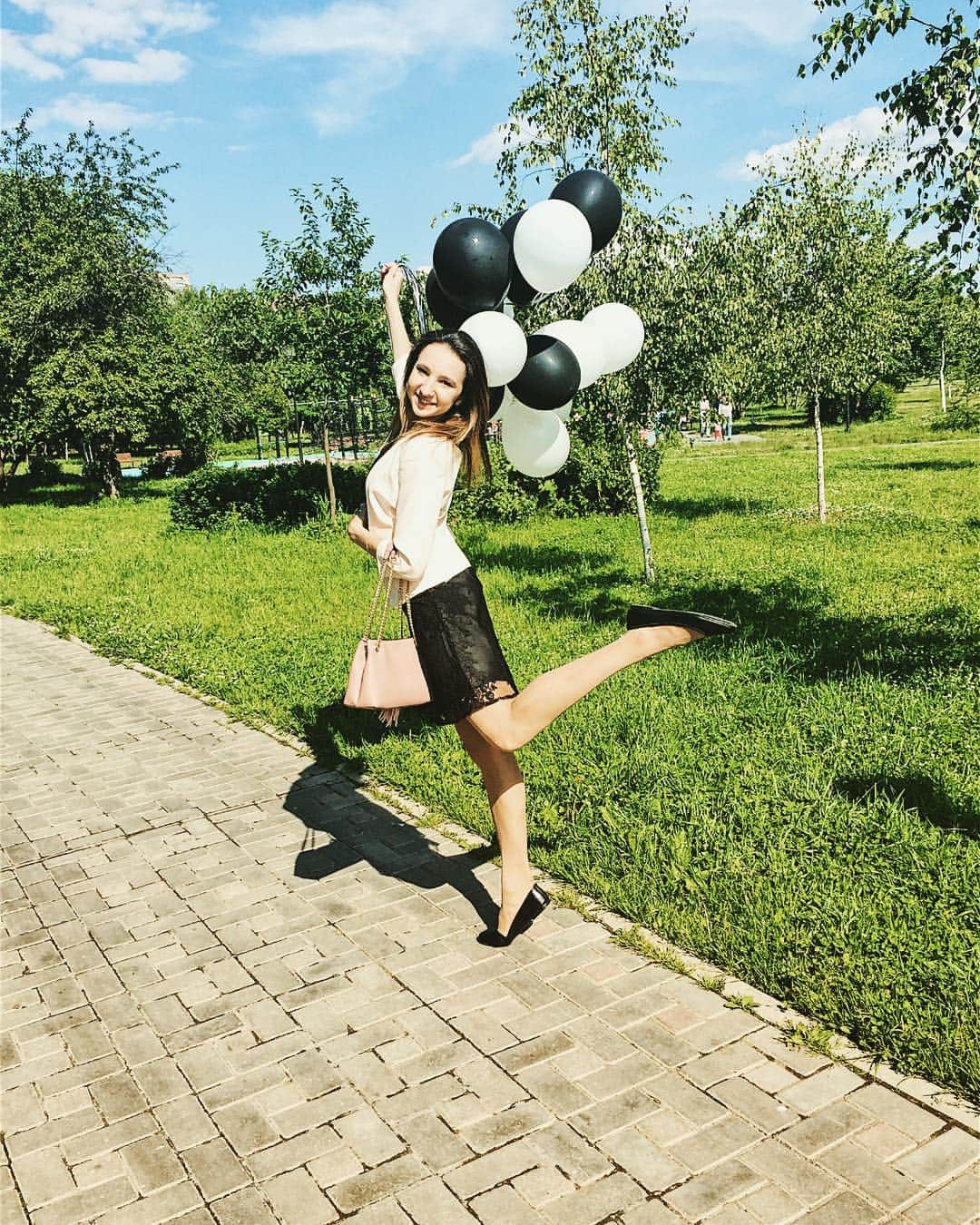 ポリーナ・ツルスカヤのインスタグラム：「Спасибо всем за поздравления и тёплые слова😇🖤🎈」