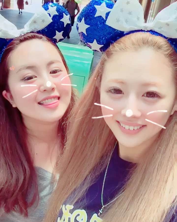 KAEのインスタグラム：「✔️✔️✔️ . ディズニー楽しかったけど暑すぎて 夏はもう行きたくない！汗だく🤣🤣🤣 . 次はシー行こうね💗お姉たん💗 . #TDL #Disneyland #tokyodisneyland #selfie #sister #summer #ootd #bff #family #love」