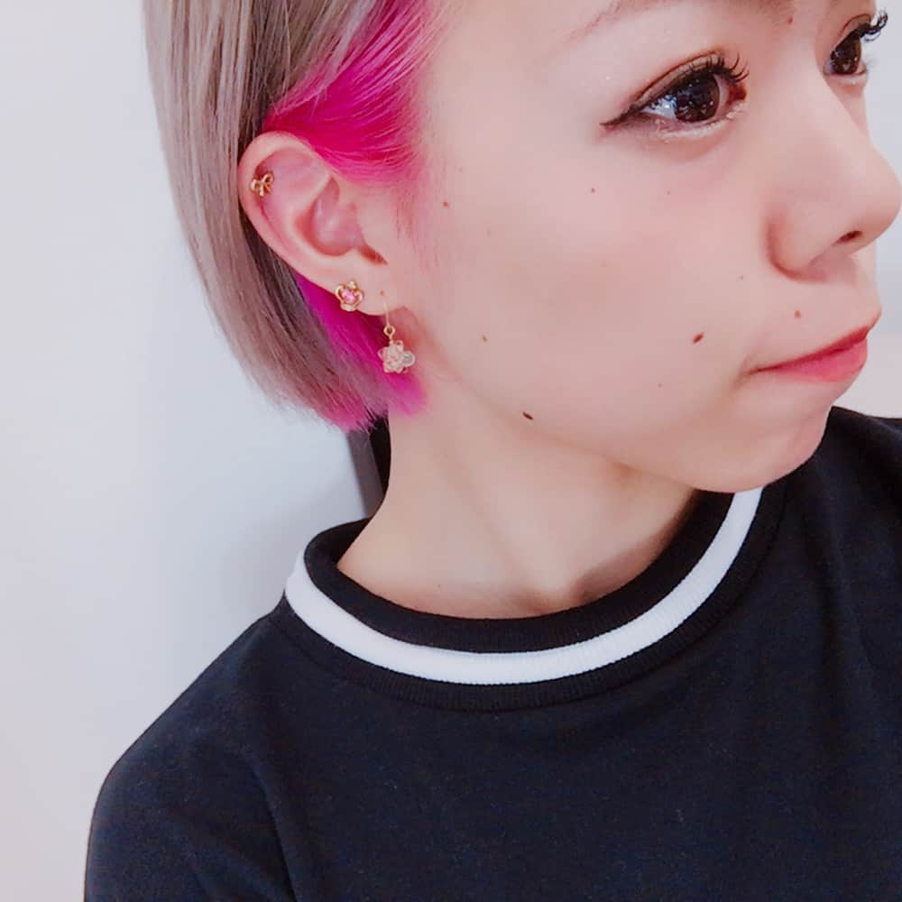 木村友香のインスタグラム：「この間ヘアカラーメンテナンス行ってきたよ💓今回も綺麗にカラーしていただきました！ ずっとこのままがいいな(*´`) #haircolor #haircolorchange #ハイトーンカラー #ショートヘア #派手髪 #グレーアッシュ #インナーカラーピンク #インナーカラー #軟骨ピアス #ピアス #makeup #自まつげメイク #japanesegirl #followme #フォロワー募集中 #instagood #instahair #instahappy」