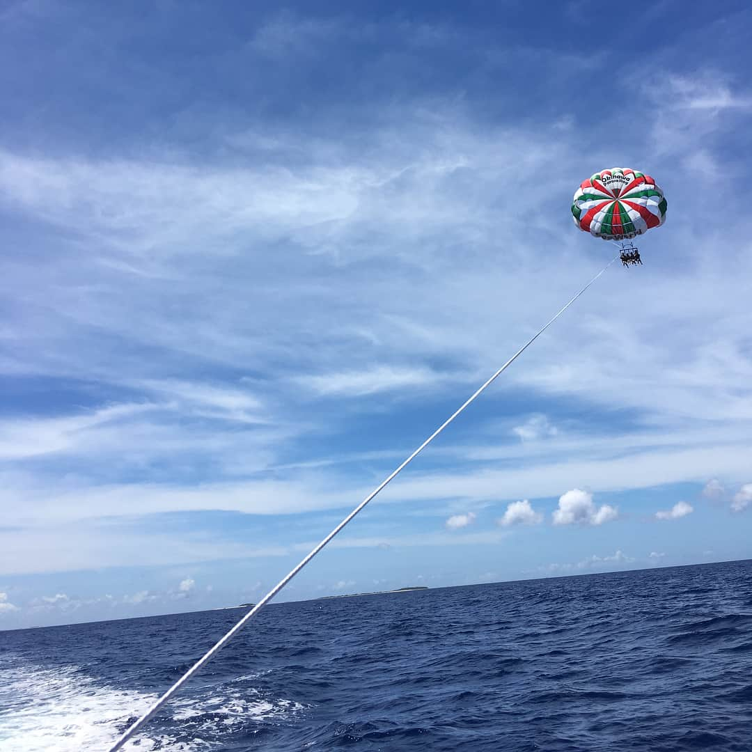 加藤未唯さんのインスタグラム写真 - (加藤未唯Instagram)「沖縄弾丸旅行🌺🌴🐠 短い間やったけどこんなに楽しめるなんて、また行きたくなるやーん！  それもそのはず！声が出なくなるほどの絶景を目の前にし(これは例えなので…実際に声は出てます)、透き通るような海でパラセーリング、シュノーケリングで綺麗なお魚をみて(お魚を食べるのは苦手ですが)、マイナスイオンたっぷりの鍾乳洞へ行き(洞窟って涼しいのかと思えばすごく暑くて汗びっしょりになりました)、たくさん自然を感じることか出来ました👙🐠🌊🌳 すごくいい旅となりました🤘一緒に行った人が良かったのかな🤔🙊 ということでまた楽しい旅に出掛けられるよう頑張ります！  #沖縄  #Okinawa  #2人旅  #女子旅」7月12日 14時30分 - miyukato1121