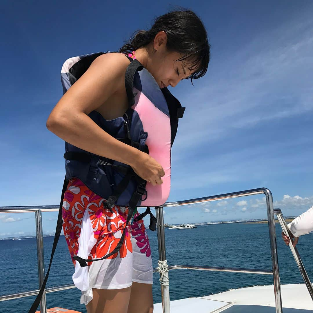 加藤未唯さんのインスタグラム写真 - (加藤未唯Instagram)「沖縄弾丸旅行🌺🌴🐠 短い間やったけどこんなに楽しめるなんて、また行きたくなるやーん！  それもそのはず！声が出なくなるほどの絶景を目の前にし(これは例えなので…実際に声は出てます)、透き通るような海でパラセーリング、シュノーケリングで綺麗なお魚をみて(お魚を食べるのは苦手ですが)、マイナスイオンたっぷりの鍾乳洞へ行き(洞窟って涼しいのかと思えばすごく暑くて汗びっしょりになりました)、たくさん自然を感じることか出来ました👙🐠🌊🌳 すごくいい旅となりました🤘一緒に行った人が良かったのかな🤔🙊 ということでまた楽しい旅に出掛けられるよう頑張ります！  #沖縄  #Okinawa  #2人旅  #女子旅」7月12日 14時30分 - miyukato1121