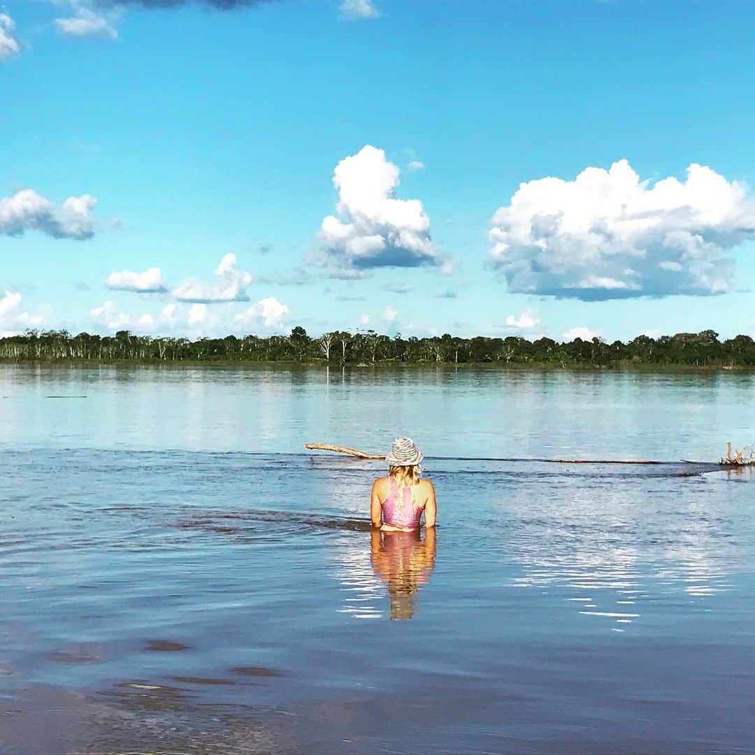 ウィットニー・バンスのインスタグラム：「Amazon adventures 💫 swam in the Amazon River and camped in the jungle under a full moon ✨  #magic #maybeiwasMowgliinapastlife  #bucketlist」
