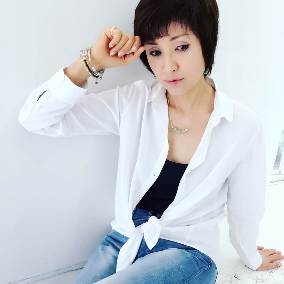 萩原佐代子さんのインスタグラム写真 - (萩原佐代子Instagram)「『クルムティオ®︎ 翡翠コレクション』  翡翠はコーディネートが難しいイメージがありました。 でも実際は優しい気持ちになれるような、オンでもオフでも。熱いハートで頑張りたい時もクールに決めたい時も。 私をより私らしくしてくれる、それが翡翠です。  翡翠色と呼ばれる事もあるほど、特徴的な色合いをもつパワーストーン。 東洋の宝石の王者と呼ばれるにふさわしい大変良質で美しい翡翠のアクセサリーは、とっておきのシーンにも、毎日のコーディネートにも、美しくグレードアップできるアイテムに最適のクルムティオジュエリー。  クルムティオ®︎は海外から上陸したブランド。 南青山の開放的なサロンには常時300石以上の美しい宝石とたくさんの天然石がございます。  翡翠色と呼ばれる特徴的な色合いをもつクルムティオの翡翠のアクセサリーは、とっておきのシーンにも毎日のコーディネートにも美しくグレードアップできるジュエリー。 ↓ culumtiojewelry.com/online-shop +++++++++++++++++++++++++++++++ クルムティオ株式会社 (一般社団法人 日本ジュエリー協会 加盟)  SHOP情報 ▪南青山ジュエリーサロン 〒107-0062 東京都港区南青山3-4-2BASE南青山203 電話:03-6434-7968 ▪ヤンゴン本店 No,134  Bagayar St Saungchaung Tsp Yangon Myanmar +959-26028-4447 +++++++++++++++++++++++++++++++ E-mail:info@culumtio.co.jp HP:https://www.culumtiojewelry.com/ FB:https://www.facebook.com/culumtiokyoko/ +++++++++++++++++++++++++++++++ #クルムティオ #culumtio #Culumtio #ジュエリー #jewelry #宝石 #ミャンマー #ヤンゴン #翡翠 #ヒスイ #ひすい #南青山ジュエリーサロン #南青山 #青山 #港区 #アクセサリー #おしゃれ #お洒落 #オシャレ」7月12日 12時15分 - hagiwarasayoko