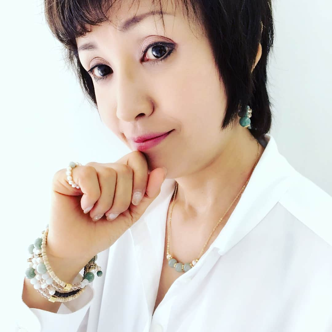 萩原佐代子さんのインスタグラム写真 - (萩原佐代子Instagram)「『クルムティオ®︎ 翡翠コレクション』  翡翠はコーディネートが難しいイメージがありました。 でも実際は優しい気持ちになれるような、オンでもオフでも。熱いハートで頑張りたい時もクールに決めたい時も。 私をより私らしくしてくれる、それが翡翠です。  翡翠色と呼ばれる事もあるほど、特徴的な色合いをもつパワーストーン。 東洋の宝石の王者と呼ばれるにふさわしい大変良質で美しい翡翠のアクセサリーは、とっておきのシーンにも、毎日のコーディネートにも、美しくグレードアップできるアイテムに最適のクルムティオジュエリー。  クルムティオ®︎は海外から上陸したブランド。 南青山の開放的なサロンには常時300石以上の美しい宝石とたくさんの天然石がございます。  翡翠色と呼ばれる特徴的な色合いをもつクルムティオの翡翠のアクセサリーは、とっておきのシーンにも毎日のコーディネートにも美しくグレードアップできるジュエリー。 ↓ culumtiojewelry.com/online-shop +++++++++++++++++++++++++++++++ クルムティオ株式会社 (一般社団法人 日本ジュエリー協会 加盟)  SHOP情報 ▪南青山ジュエリーサロン 〒107-0062 東京都港区南青山3-4-2BASE南青山203 電話:03-6434-7968 ▪ヤンゴン本店 No,134  Bagayar St Saungchaung Tsp Yangon Myanmar +959-26028-4447 +++++++++++++++++++++++++++++++ E-mail:info@culumtio.co.jp HP:https://www.culumtiojewelry.com/ FB:https://www.facebook.com/culumtiokyoko/ +++++++++++++++++++++++++++++++ #クルムティオ #culumtio #Culumtio #ジュエリー #jewelry #宝石 #ミャンマー #ヤンゴン #翡翠 #ヒスイ #ひすい #南青山ジュエリーサロン #南青山 #青山 #港区 #アクセサリー #おしゃれ #お洒落 #オシャレ」7月12日 12時15分 - hagiwarasayoko