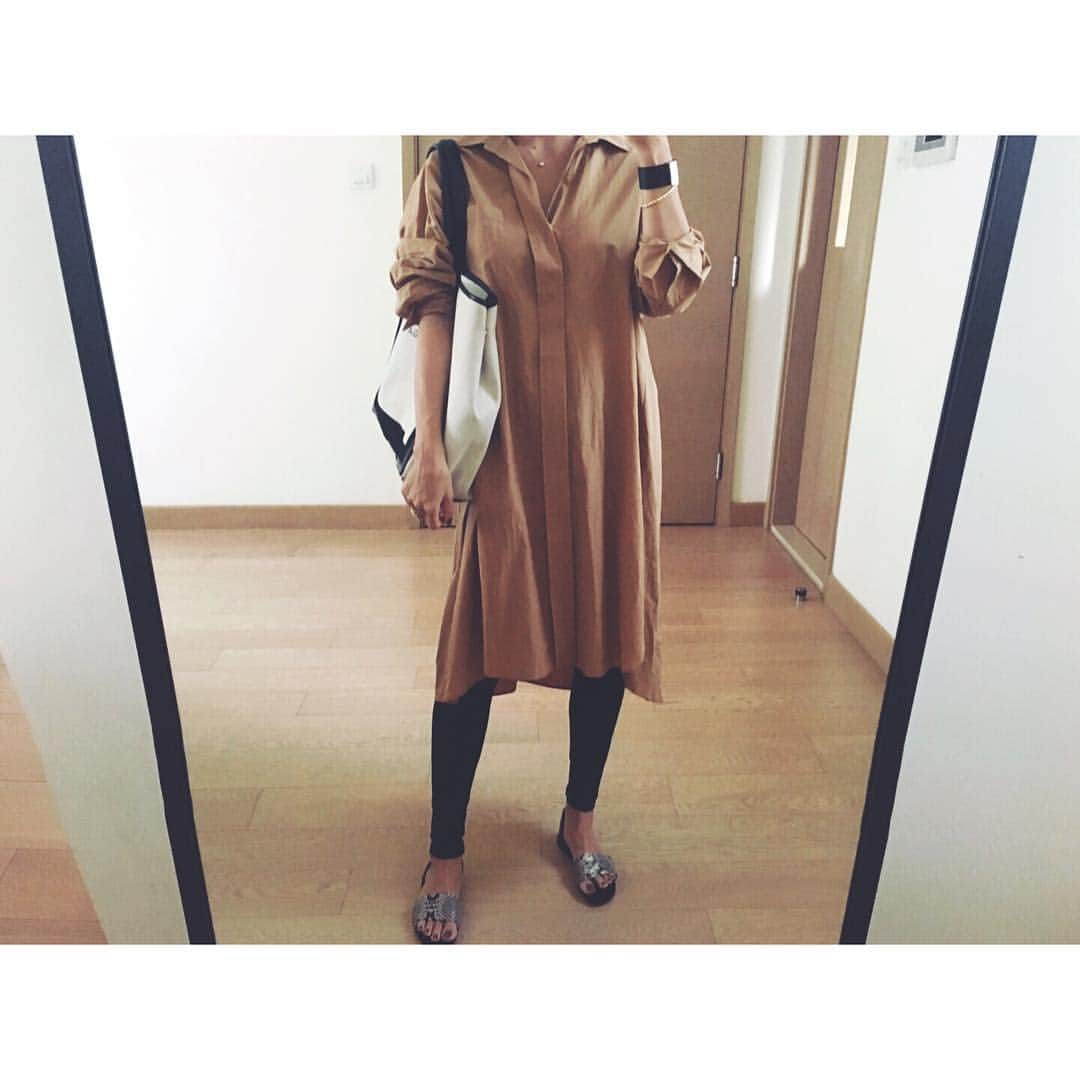 のインスタグラム：「#ootd 🐏🐫🐂 . 今日はこれからジムへ☺︎ お腹が大きくなってからは 楽チンなワンピース率高め* . バングル...balenciaga  シャツワンピ...#zara バッグ...#balenciaga レギンス...#uniqlo サンダル...zara . #マタニティコーデ #妊娠6ヶ月 #maternityfashion」