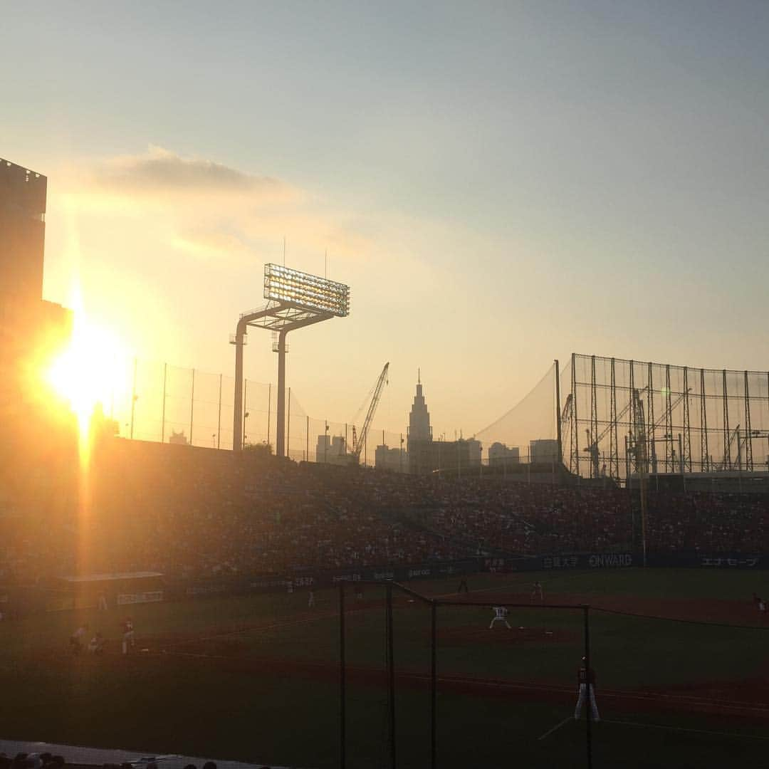 山田佑さんのインスタグラム写真 - (山田佑Instagram)「この前神宮球場では初めて野球観戦した⚾️ . . 凄い試合すぎてハイライトのyoutube何回も見てる👏 . . いつもテンションが低く落ち着いてる司法書士さんも逆転した瞬間ハイタッチまでしちゃったよね🤣🤣🤣 . . 夕日が落ちてナイターのライトに切り替わる感じもよかったな〜🌇 . #野球観戦 #神宮球場 #カープ #ヤクルト #漫画みたいな逆転劇 #神 #きっかわ野球部」7月12日 12時59分 - yu_yamada639