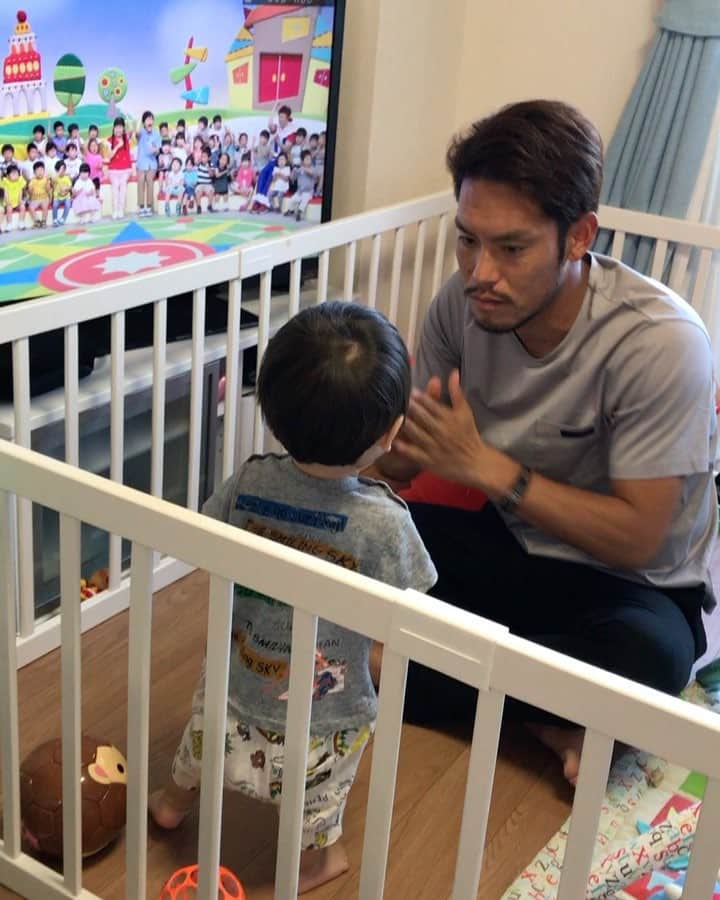 野村直輝のインスタグラム：「アイアイの歌with ゴリラ♫ #アイアイの歌#津田知宏#9#息子は戸惑う#おかあさんといっしょ #いつも面倒見てくれるラリーゴ#スパルタ#各務ヶ原市#鈴木雅之#タクシーに手を上げて」