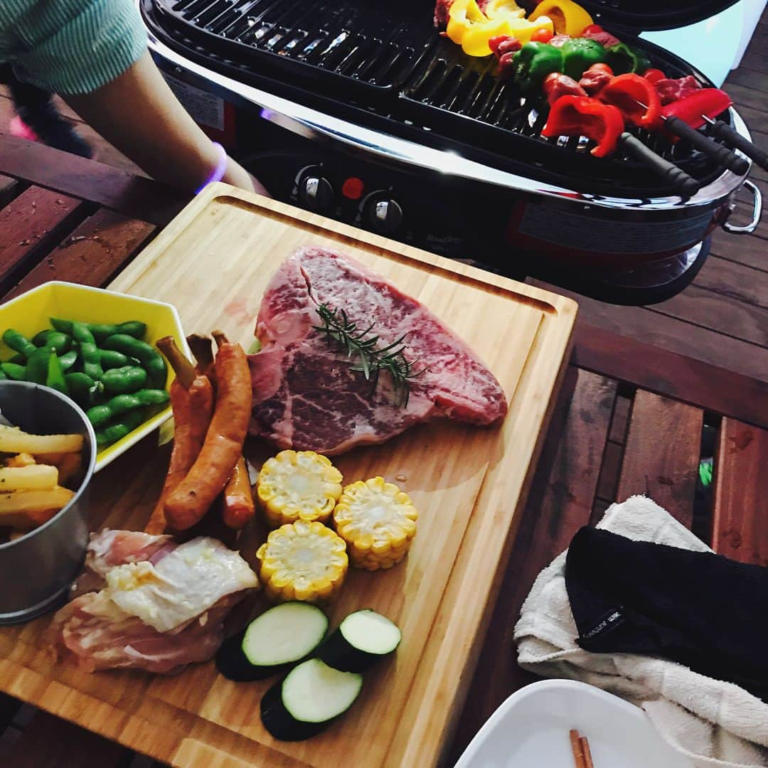 スザンヌさんのインスタグラム写真 - (スザンヌInstagram)「今宵は🌗 ババババーベキュー🍖🌽🥓🍻 しーあわせ💘  息子🙋‍♂️もたくさん遊んでもらってずっとご機嫌でした☺️🙏 さゆりちゃんありがとう💘  マシュマロとクラッカーのやつ美味しかったな〜💕💕💕 #barbubbabbq  #BBBBQ」7月13日 0時10分 - suzanneeee1028