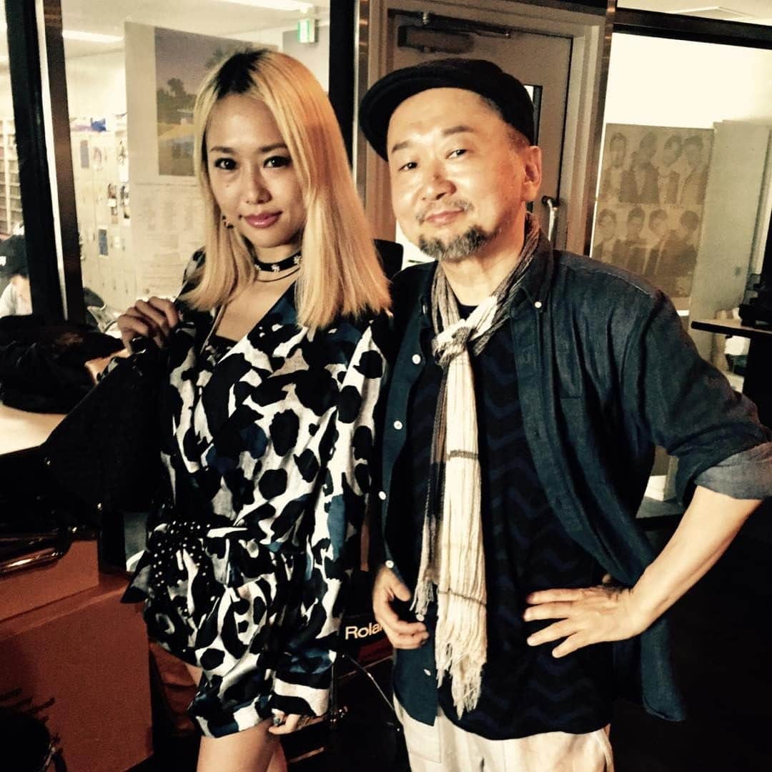 谷崎テトラのインスタグラム：「7月のKAI presents アースラジオ収録。今月のゲストは現代美術グループChim↑Pomのエリイ。アメリカ、メキシコ国境の作品や福島の帰還困難地域での展覧会の話など盛りだくさん。29日より新しい展覧会もはじまります。ぜひお聴きください。」