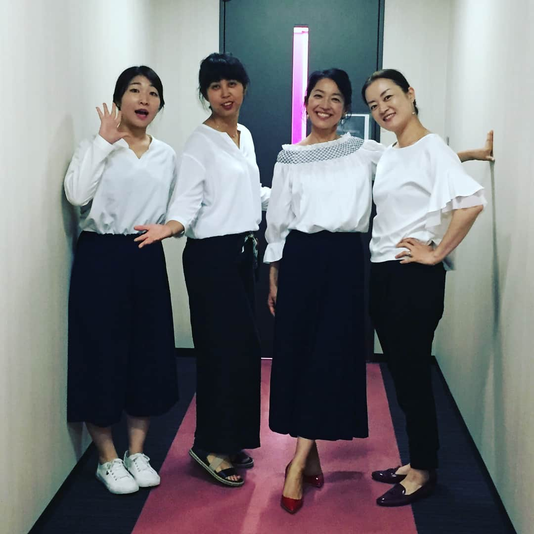 羽田美智子さんのインスタグラム写真 - (羽田美智子Instagram)「昨日は『その原因、Xにあり！』の収録でした！ 今日の衣装はこれ！！白ブラウスに紺パン。うーん、清楚！！ って、、、うちのスタッフ、全員かぶってるやん😅  打ち合わせなしで、ここまでかぶるとは、、本当に仲良しだね❤  #その原因Xにあり #Xにあり #衣装 #おそろいコーデ #フジテレビ #白ブラウス #紺パン #チーム羽田」7月12日 16時58分 - michikohada