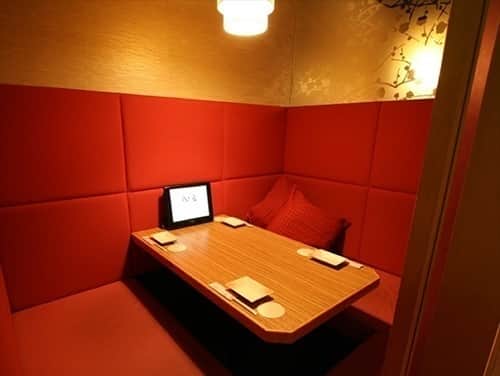 ウメ子の家　銀座店のインスタグラム：「こんばんは、ウメ子の家 銀座有楽町店PR担当です。  せっかく女子会をするのなら、人数など状況に合ったベストな部屋で楽しみたいものですよね。大人数でも、2人といった少人数でもしっかりと個室が用意されているウメ子の家 銀座店はまさに理想の場所です。  ウメ子の家 銀座店は友人だけじゃなく、仕事関係の人とも一緒に来れる場所です。  詳しくはブログを見てくださいね！ 皆様のご来店お待ちしております♪ ▼詳細はこちら▼ https://umekonoie-ginzayuurakucho.com/archives/blog 電話番号 050-7576-4721 #ウメ子の家 #有楽町 #梅酒 #個室 #宴会  #デート #飲み会 #女子会 #ママ会」