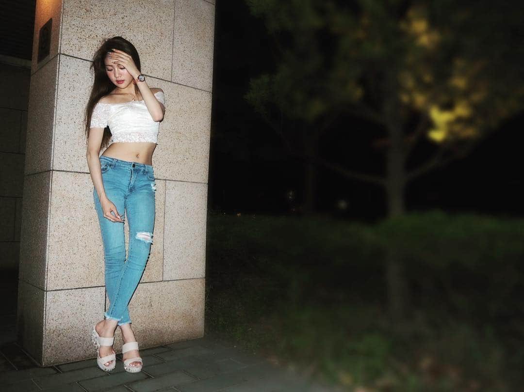 志田友美（ゆうみん）のインスタグラム：「シンプルな格好が好き😛💕 夏は基本オフショル&へそ出し🌴💛詳細タグ付け✔ ㅤㅤㅤㅤㅤㅤㅤㅤㅤㅤㅤㅤㅤ #ootd #fashion #summer #code #denim」