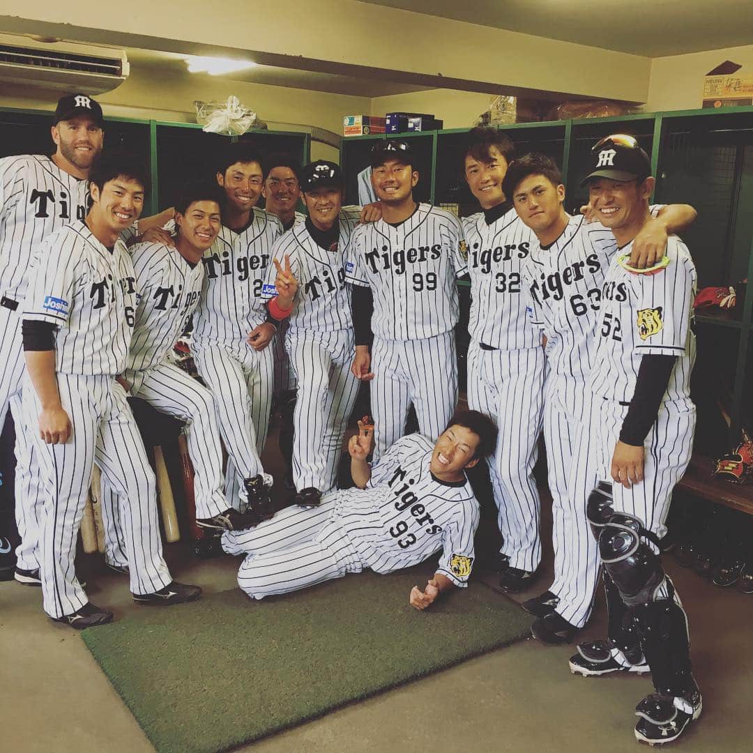 西岡剛のインスタグラム：「今日の試合前にみんな一緒に撮ってくれた🤣 みんな笑顔でありがとう😭 仲間でありライバルであり年をとってバラバラの道を歩んでも、1度でも同じユニフォームを着た仲間は薄れることはあっても消えない絆で繋がれてます。 1人でも多く一軍の舞台で一緒に戦えたらその絆は深まります。 関係性はどうなるかわからないですけど、、 一軍目指して日々戦った者として1人でも多く同じ舞台で戦いたいのが本音かな？🙄 俺は先に行って2度とそっちには行きたくないから待ってんで〜〜✌️ #阪神タイガース #西岡剛#狩野恵輔#新井良太#江越大賀  #西田直斗#植田海#長坂拳弥#板山祐太郎#緒方凌介 #小豆畑眞也 #キャンベル」