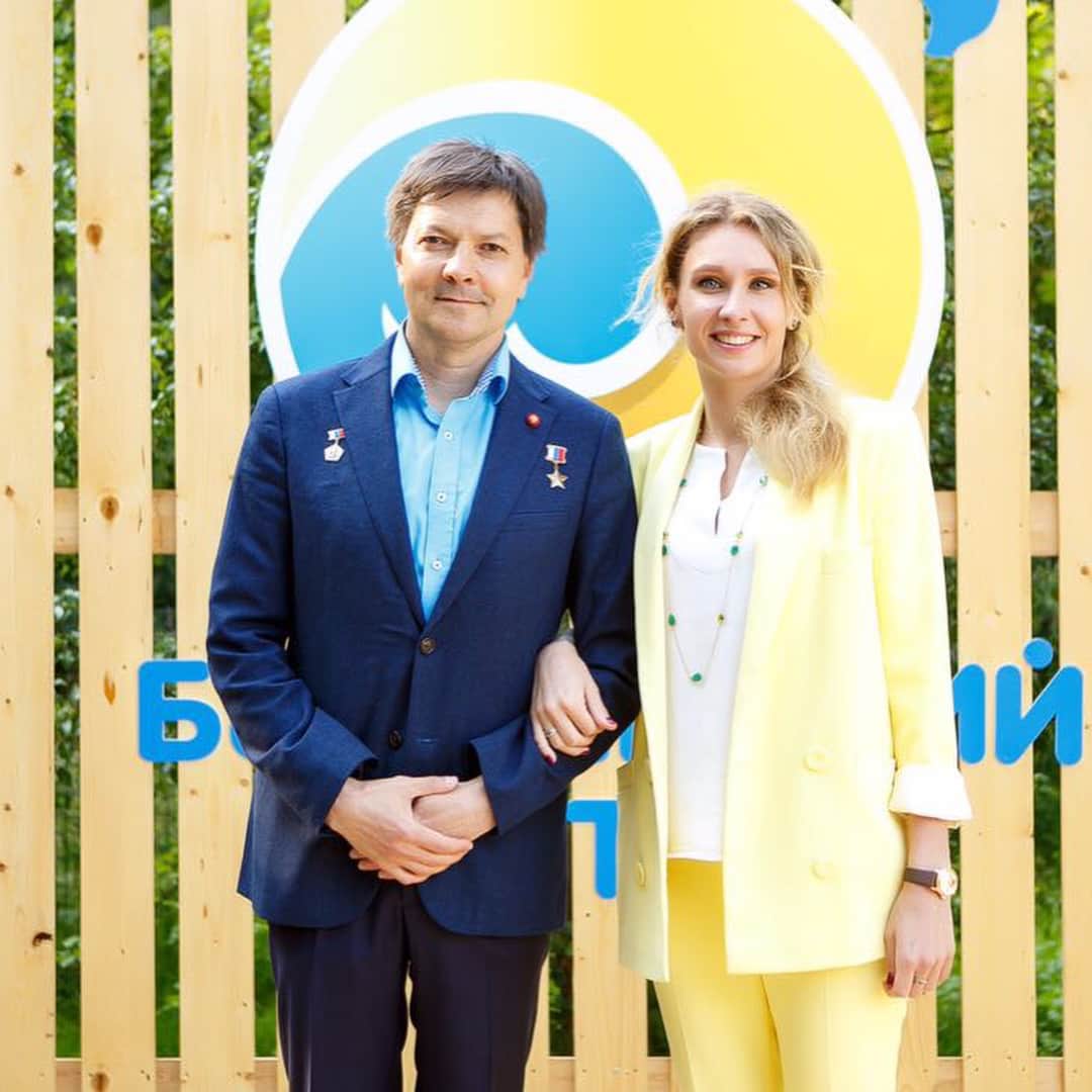 ナタリア・イーシェンコのインスタグラム：「Сегодня Всероссийский форум «Балтийский Артек» посетил командир отряда космонавтов,Герой России ,лётчик-космонавт РФ Олег Дмитриевич Кононенко. Увлекательнейшая,насыщенная,познавательная встреча 🌎✨☄️ Нам не хватило бы и целого дня ,чтобы задать все интересующие вопросы!!!это космос 🚀!!!Спасибо за встречу!!! #baltartek #kaliningrad #молодежныйфорум #балтийскийартек #росмолодежь #роспатриот #molod39 #baltartek #kaliningrad #космонавт #геройроссии #олегкононенко」