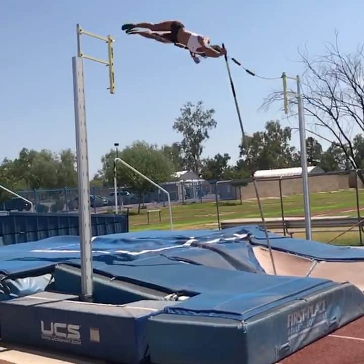 アリソン・ストーキーのインスタグラム：「Good day back at the office! 🙌🏼 Felt great to get back out for some off-season jumping after a couple months off the runway!」