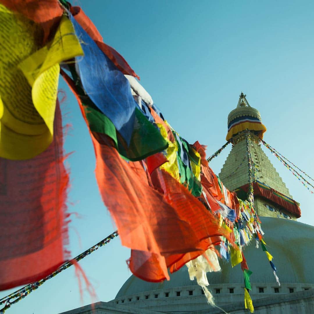 Chyangra Pashmina Sustainableのインスタグラム：「Nepal is an unending source of inspiration with its rich and colorful culture and traditions.  ネパールは豊かな文化、伝統に彩られ、インスピレーションの宝庫です。 #StepInsideNepal #Nepal #PrayerFlags #Colors #Travel」
