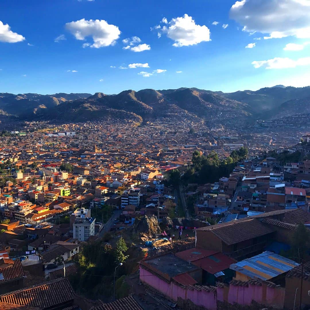 ウィットニー・バンスさんのインスタグラム写真 - (ウィットニー・バンスInstagram)「Cusco, Peru adventure day 1 🍃🙏🦄🌈 #meencanta #mewithdreads #butanAlpaca #colorsfordays」7月13日 11時58分 - wjvw