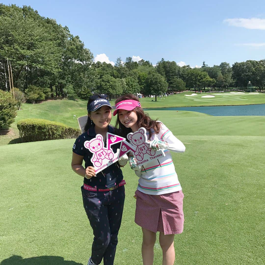 青木瀬令奈さんのインスタグラム写真 - (青木瀬令奈Instagram)「#サマンサタバサレディス  #プロアマ大会⛳️ #山内鈴蘭  #尾形愛  #大好きなみんなに会えました💓  #西川瑞希  #同じ組でラウンドして意気投合💓  #同い年だしこれからもよろしくね😍  #そして  #皆様にお知らせ✨  #今年は契約選手5人全員  #コラボポロシャツをそれぞれデザイン✨  #コラボポロシャツデザインのマカロンや  #なんと選手名前入りのワッペンもあります😍  #更にコラボポロシャツご購入の方に  #その選手のサイン入り生写真をプレゼント💓  #盛り沢山の内容なので  #みなさんぜひご覧になってください😊✨ #ちなみに私のオススメは  #大好きなトリコロールカラーのワッペンです😍  #明日から大会が盛り上がりますように✨  #応援よろしくお願いします😊  #samanthathavasa  #golf  #感謝」7月13日 20時08分 - serenaaoki_official